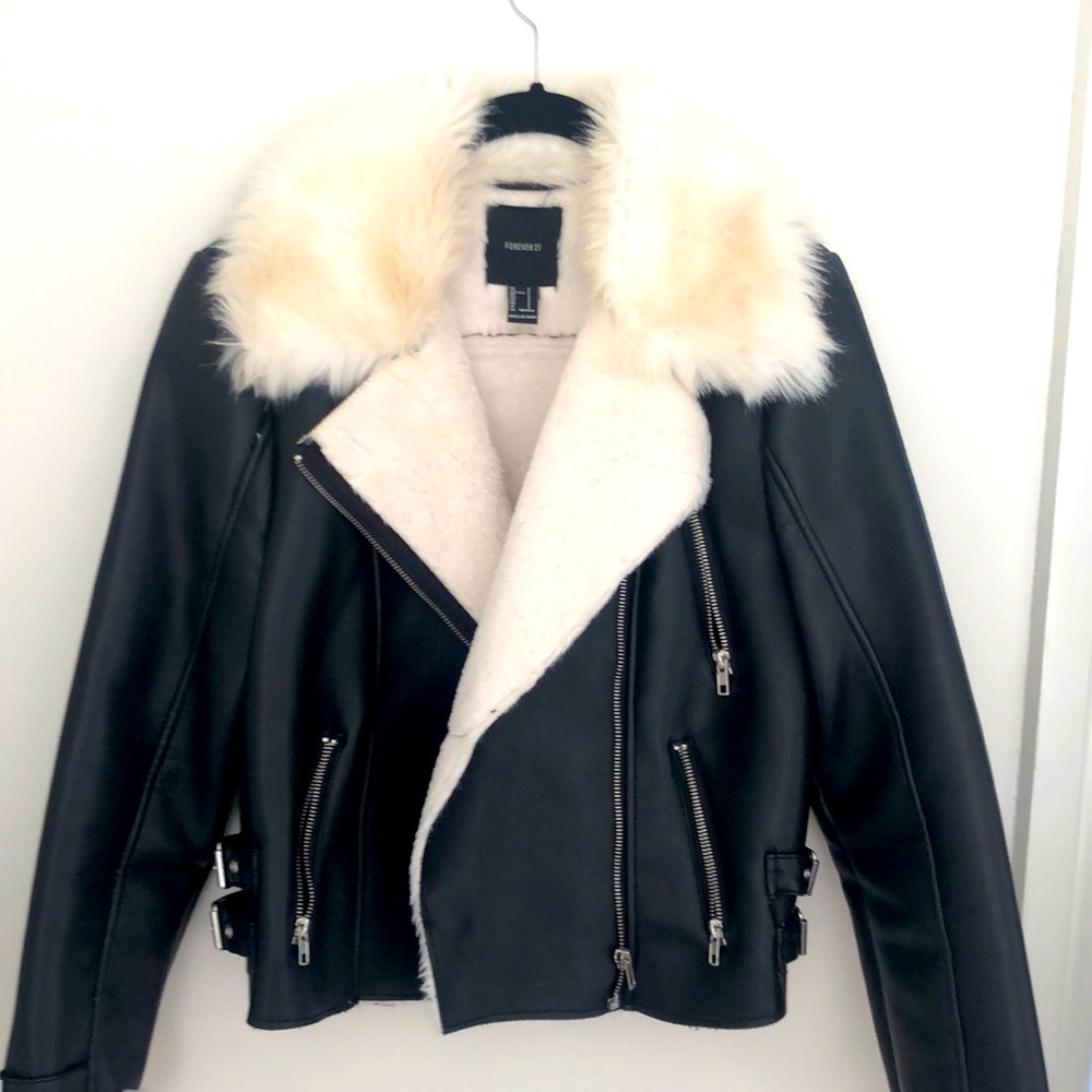 Brand forever 21- color black and white size s